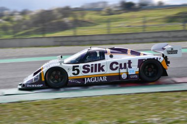Scarperia, 3 Nisan 2022: Jaguar XJR-9 # 5 yıl 1987 ex Brundle - Lammers - Wallace İtalya 'daki Mugello Pisti' nde Mugello Classic 2022 sırasında iş başında.