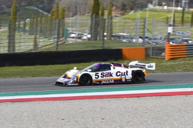 Scarperia, 3 Nisan 2022: Jaguar XJR-9 # 5 yıl 1987 ex Brundle - Lammers - Wallace İtalya 'daki Mugello Pisti' nde Mugello Classic 2022 sırasında iş başında.