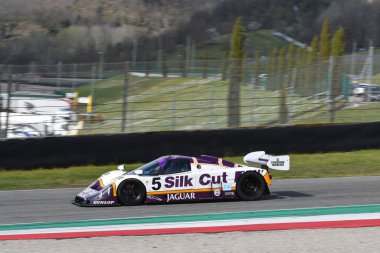 Scarperia, 3 Nisan 2022: Jaguar XJR-9 # 5 yıl 1987 ex Brundle - Lammers - Wallace İtalya 'daki Mugello Pisti' nde Mugello Classic 2022 sırasında iş başında.