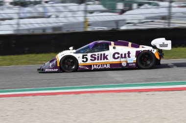 Scarperia, 3 Nisan 2022: Jaguar XJR-9 # 5 yıl 1987 ex Brundle - Lammers - Wallace İtalya 'daki Mugello Pisti' nde Mugello Classic 2022 sırasında iş başında.