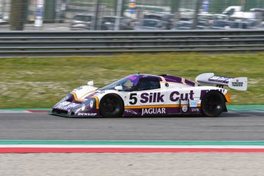 Scarperia, 3 Nisan 2022: Jaguar XJR-9 # 5 yıl 1987 ex Brundle - Lammers - Wallace İtalya 'daki Mugello Pisti' nde Mugello Classic 2022 sırasında iş başında.