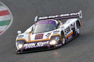 Scarperia, 3 Nisan 2022: Jaguar XJR-9 # 5 yıl 1987 ex Brundle - Lammers - Wallace İtalya 'daki Mugello Pisti' nde Mugello Classic 2022 sırasında iş başında.
