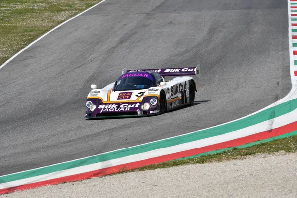 Scarperia, 3 Nisan 2022: Jaguar XJR-9 # 5 yıl 1987 ex Brundle - Lammers - Wallace İtalya 'daki Mugello Pisti' nde Mugello Classic 2022 sırasında iş başında.