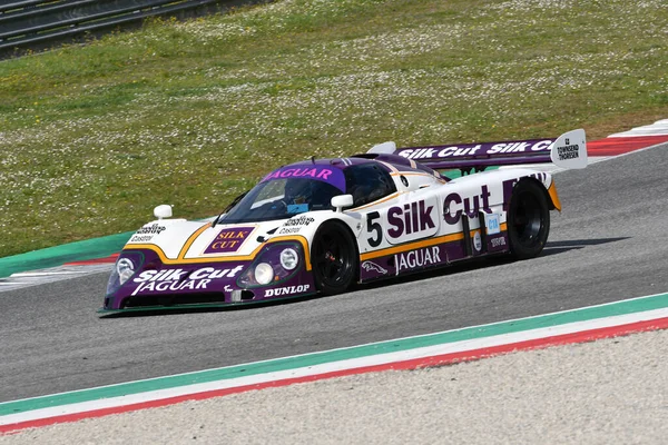 Scarperia, 3 Nisan 2022: Jaguar XJR-9 # 5 yıl 1987 ex Brundle - Lammers - Wallace İtalya 'daki Mugello Pisti' nde Mugello Classic 2022 sırasında iş başında.