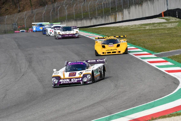 Scarperia, 3 Nisan 2022: Jaguar XJR-9 # 5 yıl 1987 ex Brundle - Lammers - Wallace İtalya 'daki Mugello Pisti' nde Mugello Classic 2022 sırasında iş başında.