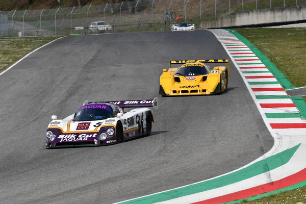 Scarperia, 3 Nisan 2022: Jaguar XJR-9 # 5 yıl 1987 ex Brundle - Lammers - Wallace İtalya 'daki Mugello Pisti' nde Mugello Classic 2022 sırasında iş başında.