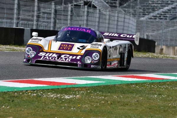 Scarperia, 3 Nisan 2022: Jaguar XJR-9 # 5 yıl 1987 ex Brundle - Lammers - Wallace İtalya 'daki Mugello Pisti' nde Mugello Classic 2022 sırasında iş başında.