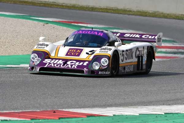 Scarperia, 3 Nisan 2022: Jaguar XJR-9 # 5 yıl 1987 ex Brundle - Lammers - Wallace İtalya 'daki Mugello Pisti' nde Mugello Classic 2022 sırasında iş başında.