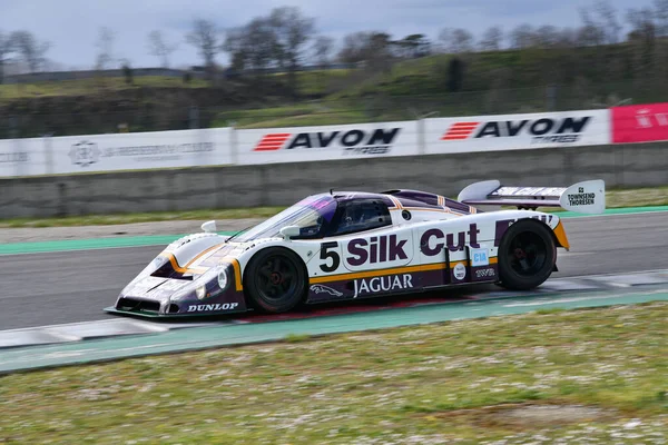 Scarperia, 3 Nisan 2022: Jaguar XJR-9 # 5 yıl 1987 ex Brundle - Lammers - Wallace İtalya 'daki Mugello Pisti' nde Mugello Classic 2022 sırasında iş başında.