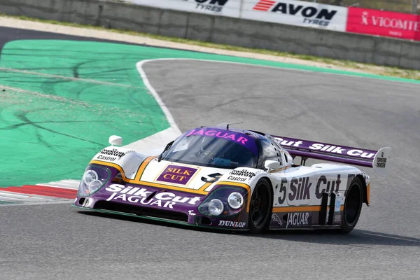 Scarperia, 3 Nisan 2022: Jaguar XJR-9 # 5 yıl 1987 ex Brundle - Lammers - Wallace İtalya 'daki Mugello Pisti' nde Mugello Classic 2022 sırasında iş başında.