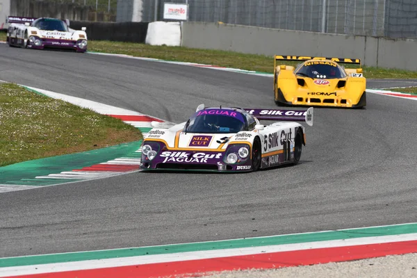 Scarperia, 3 Nisan 2022: Jaguar XJR-9 # 5 yıl 1987 ex Brundle - Lammers - Wallace İtalya 'daki Mugello Pisti' nde Mugello Classic 2022 sırasında iş başında.