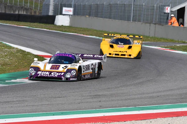 Scarperia, 3 Nisan 2022: Jaguar XJR-9 # 5 yıl 1987 ex Brundle - Lammers - Wallace İtalya 'daki Mugello Pisti' nde Mugello Classic 2022 sırasında iş başında.