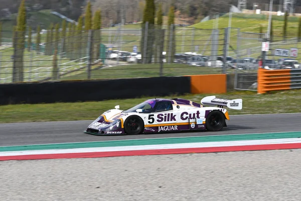 Scarperia, 3 Nisan 2022: Jaguar XJR-9 # 5 yıl 1987 ex Brundle - Lammers - Wallace İtalya 'daki Mugello Pisti' nde Mugello Classic 2022 sırasında iş başında.