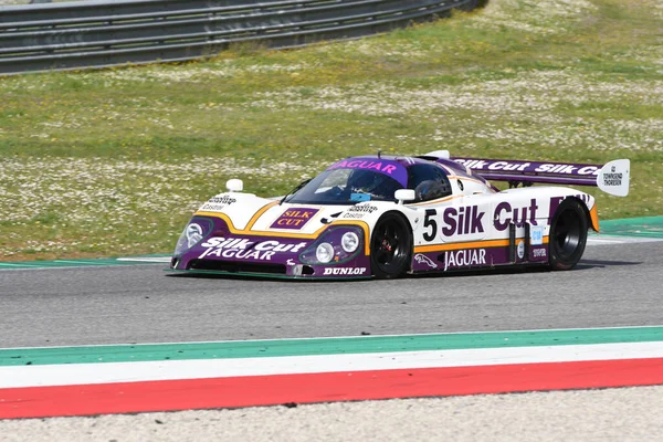 Scarperia, 3 Nisan 2022: Jaguar XJR-9 # 5 yıl 1987 ex Brundle - Lammers - Wallace İtalya 'daki Mugello Pisti' nde Mugello Classic 2022 sırasında iş başında.