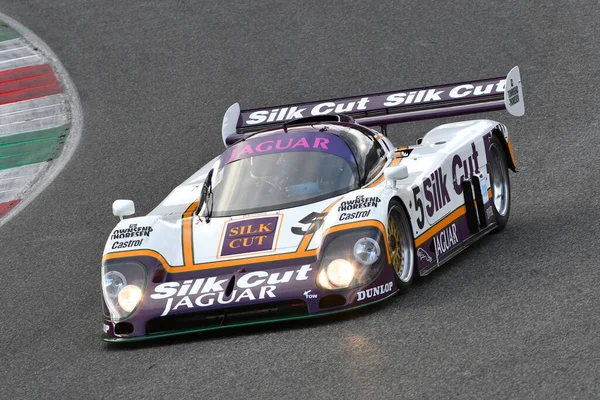 Scarperia, 3 Nisan 2022: Jaguar XJR-9 # 5 yıl 1987 ex Brundle - Lammers - Wallace İtalya 'daki Mugello Pisti' nde Mugello Classic 2022 sırasında iş başında.
