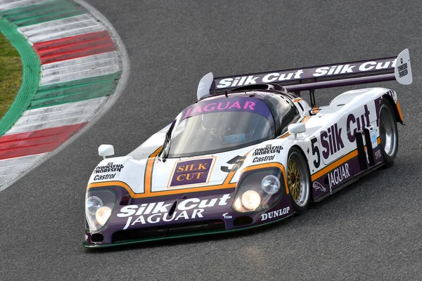 Scarperia, 3 Nisan 2022: Jaguar XJR-9 # 5 yıl 1987 ex Brundle - Lammers - Wallace İtalya 'daki Mugello Pisti' nde Mugello Classic 2022 sırasında iş başında.