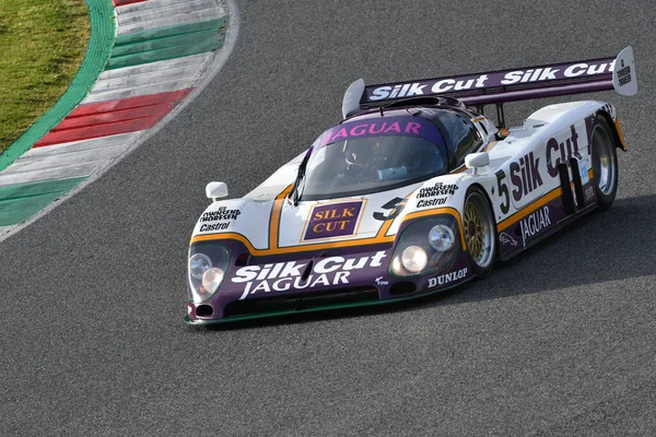 Scarperia, 3 Nisan 2022: Jaguar XJR-9 # 5 yıl 1987 ex Brundle - Lammers - Wallace İtalya 'daki Mugello Pisti' nde Mugello Classic 2022 sırasında iş başında.