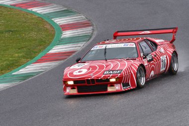 Scarperia, 3 Nisan 2022: GS Sport BASF Procar Serisi 'nin BMW M1' i 1979 yılındaki eski H.J. İtalya Mugello Classic 2022 sırasında Mugello Pisti 'nde takıldı..