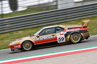 Scarperia, 3 Nisan 2022: Warsteiner Procar Takımı BMW M1 1980 eski Manfred Winkelhock İtalya 'daki Mugello Pisti' nde Mugello Classic 2022 sırasında görev başındaydı..