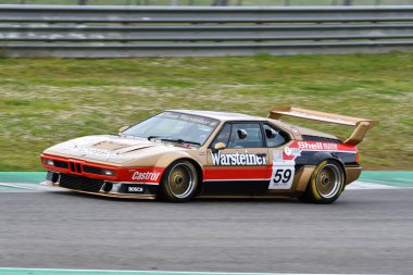 Scarperia, 3 Nisan 2022: Warsteiner Procar Takımı BMW M1 1980 eski Manfred Winkelhock İtalya 'daki Mugello Pisti' nde Mugello Classic 2022 sırasında görev başındaydı..