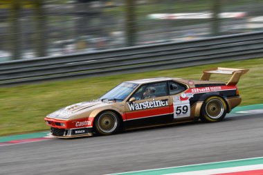 Scarperia, 3 Nisan 2022: Warsteiner Procar Takımı BMW M1 1980 eski Manfred Winkelhock İtalya 'daki Mugello Pisti' nde Mugello Classic 2022 sırasında görev başındaydı..