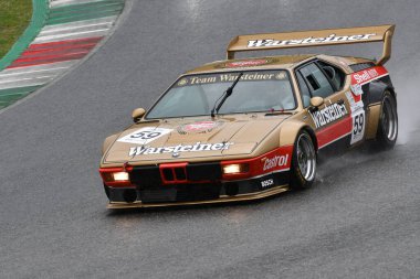 Scarperia, 3 Nisan 2022: Warsteiner Procar Takımı BMW M1 1980 eski Manfred Winkelhock İtalya 'daki Mugello Pisti' nde Mugello Classic 2022 sırasında görev başındaydı..