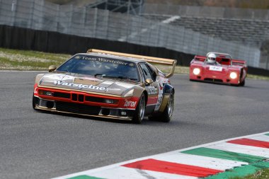 Scarperia, 3 Nisan 2022: Warsteiner Procar Takımı BMW M1 1980 eski Manfred Winkelhock İtalya 'daki Mugello Pisti' nde Mugello Classic 2022 sırasında görev başındaydı..