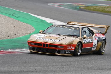 Scarperia, 3 Nisan 2022: Warsteiner Procar Takımı BMW M1 1980 eski Manfred Winkelhock İtalya 'daki Mugello Pisti' nde Mugello Classic 2022 sırasında görev başındaydı..