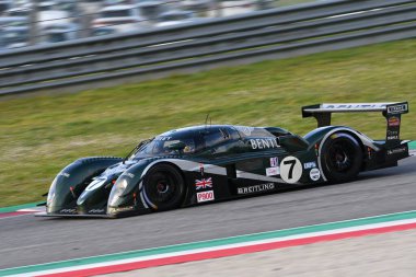 Scarperia, 3 Nisan 2022: Bentley Speed 8 yıl 2003 Capello - Kristensen - Smith Mugello Classic 2022 'de İtalya' da Mugello Pisti 'nde görevdeydi..