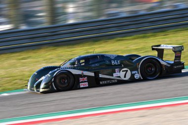 Scarperia, 3 Nisan 2022: Bentley Speed 8 yıl 2003 Capello - Kristensen - Smith Mugello Classic 2022 'de İtalya' da Mugello Pisti 'nde görevdeydi..