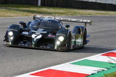 Scarperia, 3 Nisan 2022: Bentley Speed 8 yıl 2003 Capello - Kristensen - Smith Mugello Classic 2022 'de İtalya' da Mugello Pisti 'nde görevdeydi..