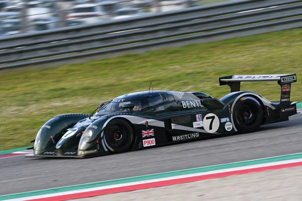 Scarperia, 3 Nisan 2022: Bentley Speed 8 yıl 2003 Capello - Kristensen - Smith Mugello Classic 2022 'de İtalya' da Mugello Pisti 'nde görevdeydi..