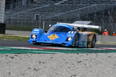 Scarperia, 3 Nisan 2022: Kremer Fabrikası yılına göre Porsche 962 CK6 eski Philippe Alliot İtalya 'daki Mugello Pisti' nde Mugello Classic 2022 sırasında görev başındaydı..