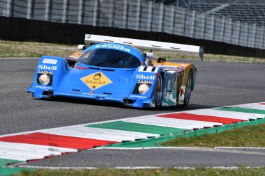 Scarperia, 3 Nisan 2022: Kremer Fabrikası yılına göre Porsche 962 CK6 eski Philippe Alliot İtalya 'daki Mugello Pisti' nde Mugello Classic 2022 sırasında görev başındaydı..