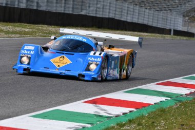 Scarperia, 3 Nisan 2022: Kremer Fabrikası yılına göre Porsche 962 CK6 eski Philippe Alliot İtalya 'daki Mugello Pisti' nde Mugello Classic 2022 sırasında görev başındaydı..