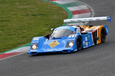 Scarperia, 3 Nisan 2022: Kremer Fabrikası yılına göre Porsche 962 CK6 eski Philippe Alliot İtalya 'daki Mugello Pisti' nde Mugello Classic 2022 sırasında görev başındaydı..