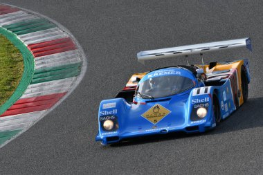 Scarperia, 3 Nisan 2022: Kremer Fabrikası yılına göre Porsche 962 CK6 eski Philippe Alliot İtalya 'daki Mugello Pisti' nde Mugello Classic 2022 sırasında görev başındaydı..