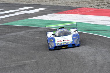 Scarperia, 3 Nisan 2022: Baharat SE92P Denon Livery Yılı 1992 Eski David Tennyson Mugello Classic 2022 'de İtalya' daki Mugello Pisti 'nde görev yaparken.