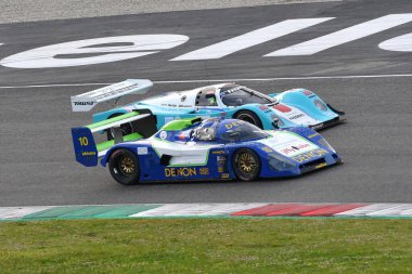 Scarperia, 3 Nisan 2022: Baharat SE92P Denon Livery Yılı 1992 Eski David Tennyson Mugello Classic 2022 'de İtalya' daki Mugello Pisti 'nde görev yaparken.