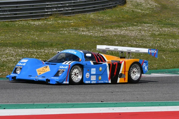 Scarperia, 3 Nisan 2022: Kremer Fabrikası yılına göre Porsche 962 CK6 eski Philippe Alliot İtalya 'daki Mugello Pisti' nde Mugello Classic 2022 sırasında görev başındaydı..
