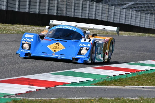Scarperia, 3 Nisan 2022: Kremer Fabrikası yılına göre Porsche 962 CK6 eski Philippe Alliot İtalya 'daki Mugello Pisti' nde Mugello Classic 2022 sırasında görev başındaydı..