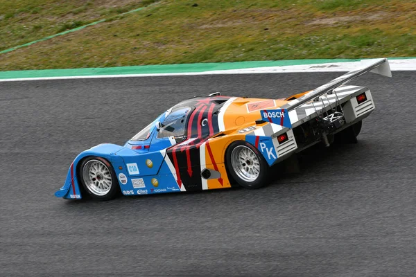 Scarperia, 3 Nisan 2022: Kremer Fabrikası yılına göre Porsche 962 CK6 eski Philippe Alliot İtalya 'daki Mugello Pisti' nde Mugello Classic 2022 sırasında görev başındaydı..