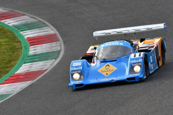 Scarperia, 3 Nisan 2022: Kremer Fabrikası yılına göre Porsche 962 CK6 eski Philippe Alliot İtalya 'daki Mugello Pisti' nde Mugello Classic 2022 sırasında görev başındaydı..