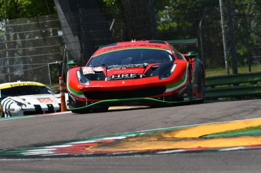 Imola, 12 Mayıs 2022: # 32 Ferrari 488 GTE EVO RINALDI RACING Team Ehret - Lancieri tarafından sürülen eylem sırasında İtalya 'da ELMS 4H.