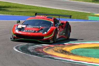 Imola, 12 Mayıs 2022: # 32 Ferrari 488 GTE EVO RINALDI RACING Team Ehret - Lancieri tarafından sürülen eylem sırasında İtalya 'da ELMS 4H.