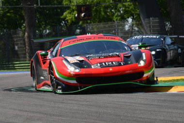 Imola, 12 Mayıs 2022: # 32 Ferrari 488 GTE EVO RINALDI RACING Team Ehret - Lancieri tarafından sürülen eylem sırasında İtalya 'da ELMS 4H.
