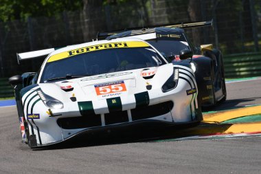 Imola, 12 Mayıs 2022: # 55 Ferrari 488 GTE EVO RACİT Ekibi Griffin - Perel İtalya 'daki ELMS 4H uygulaması sırasında görev başında.
