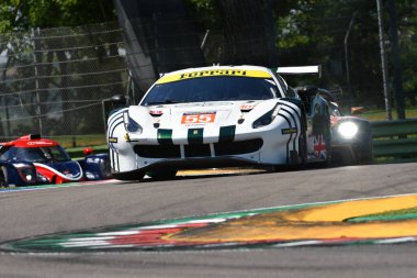 Imola, 12 Mayıs 2022: # 55 Ferrari 488 GTE EVO RACİT Ekibi Griffin - Perel İtalya 'daki ELMS 4H uygulaması sırasında görev başında.