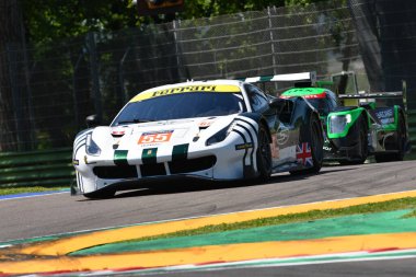 Imola, 12 Mayıs 2022: # 55 Ferrari 488 GTE EVO RACİT Ekibi Griffin - Perel İtalya 'daki ELMS 4H uygulaması sırasında görev başında.