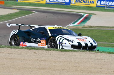 Imola, 12 Mayıs 2022: # 55 Ferrari 488 GTE EVO RACİT Ekibi Griffin - Perel İtalya 'daki ELMS 4H uygulaması sırasında görev başında.